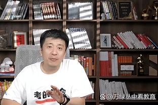 小伙子你很勇啊！杰伦威朝裁判比这个手势